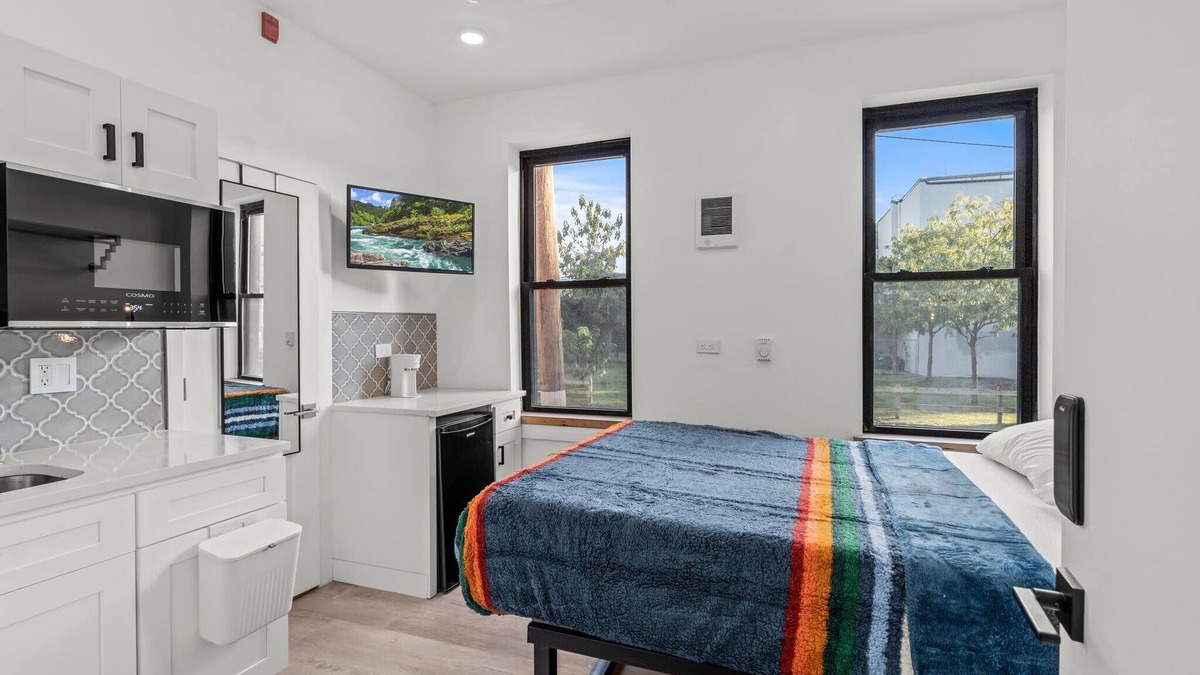 North Philadelphia West Apartment | Vines Classic Studio- Double