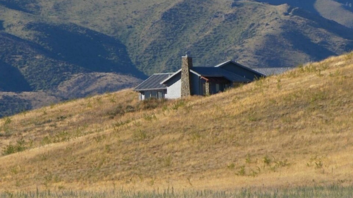 Clyde House | Vineyard and Mountain Views