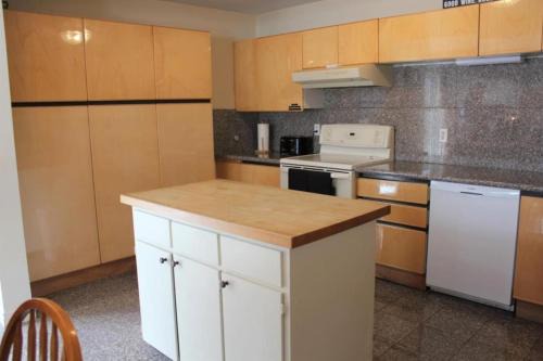 Prince Edward House | Vineyard & Craft House - Rare 6 bedroom Gem in Picton