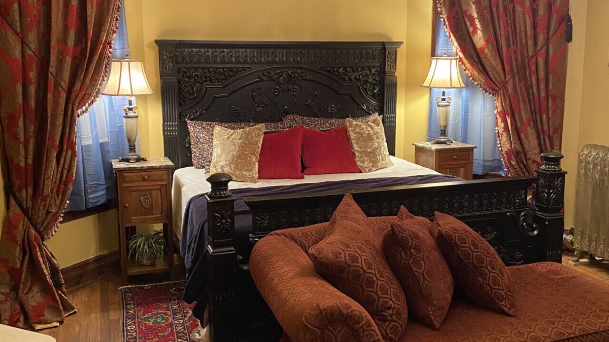 St. Joseph Bed & Breakfast | Vineyard Mansion - Benjamin Room - King Bed