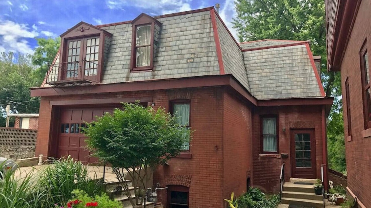 St. Joseph House | Vineyard Mansion - Carriage House - 1 Queen 1 Full Bed