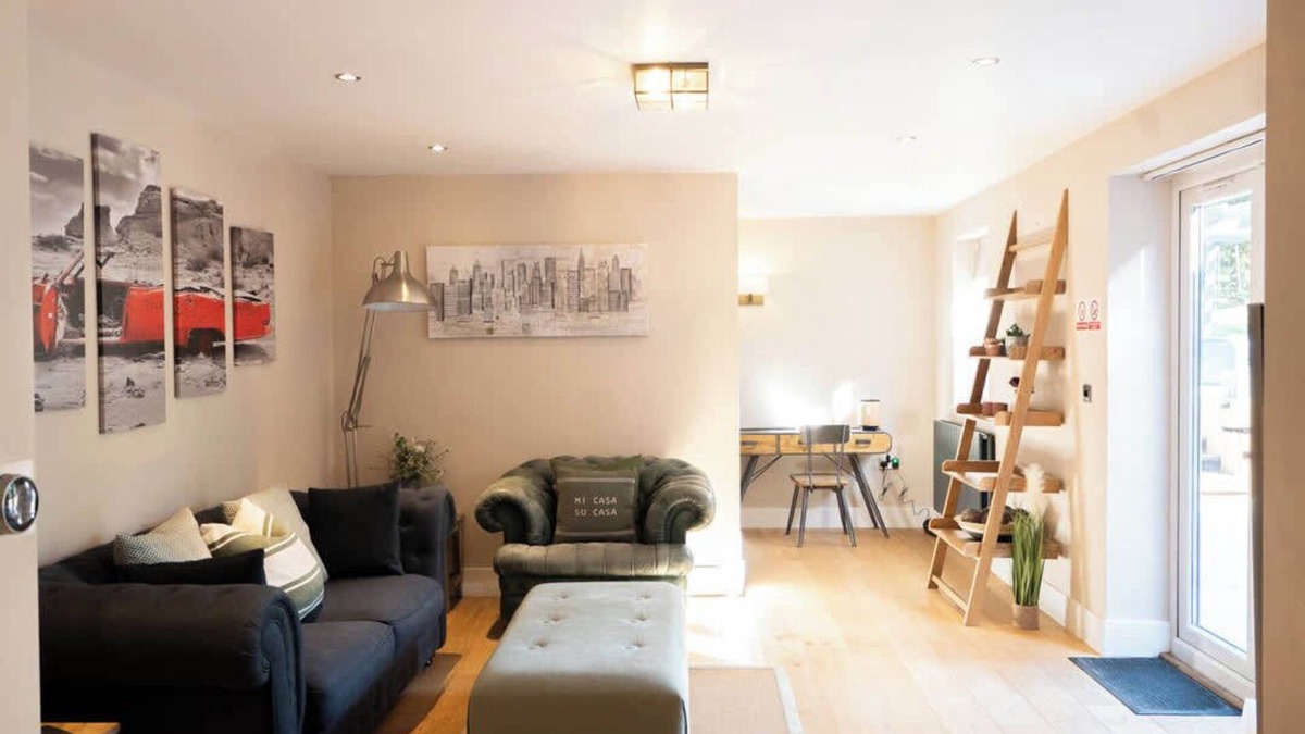 Howlett End House | Vineyard Style 2BR with Garden and Parking