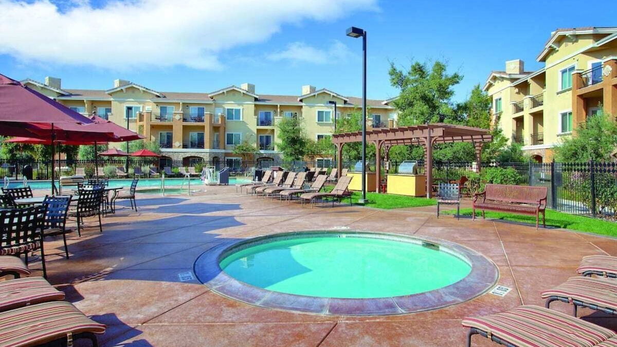 Napa Apartment | Vino Bello Studio 2 Double beds sleeps 4/kitchenette/free shuttle to Bottle Rock