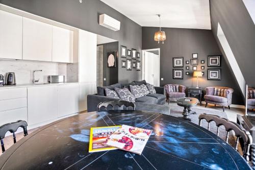 Chiado Apartment | Vintage 1-Bedroom Oasis Center