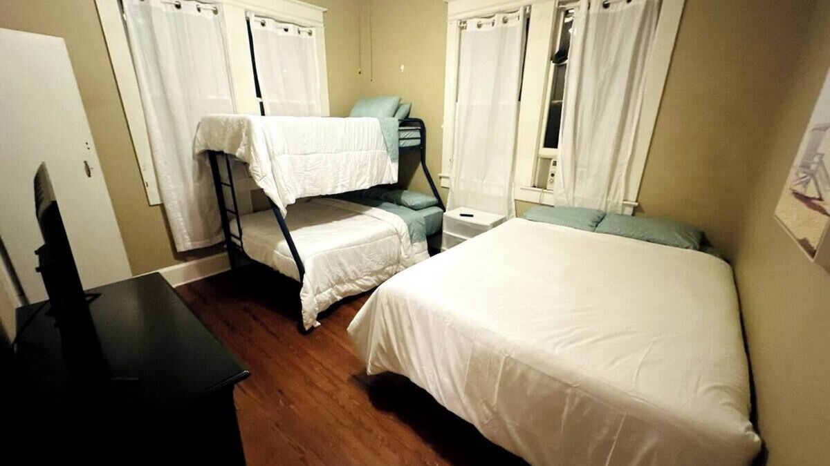 University Heights Apartment | Vintage & Affordable Unit 6 of 6