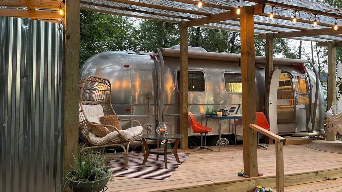 Berryville House | Vintage Airstream + Hot Tub + Glamping + Fire Pit