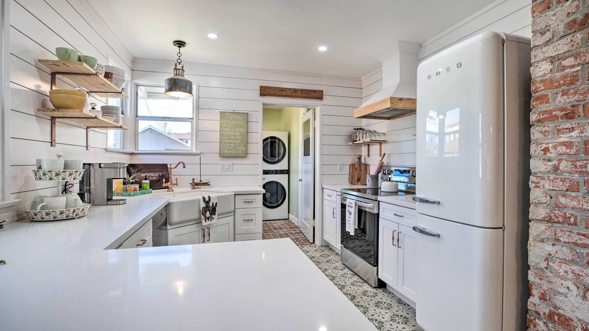 Bishop Cottage | Vintage Bishop House in Downtown w/Porch Swing!