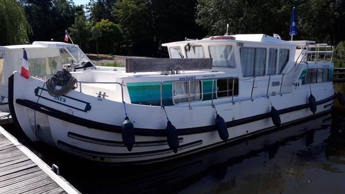 Chenille-Change Boat Rental | Vintage boat on dock for 7 ppl with private outdoor space in Chenillé-Changé