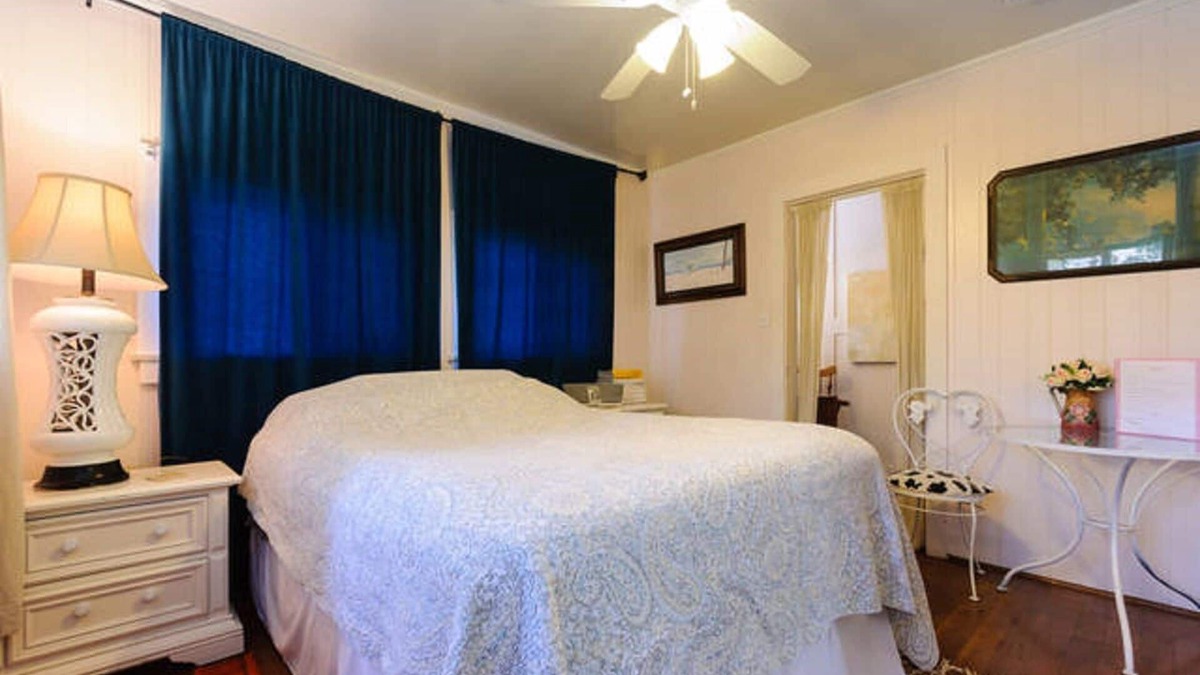 North of Wilshire House | Vintage California Bungalow, 18 blocks from the beach