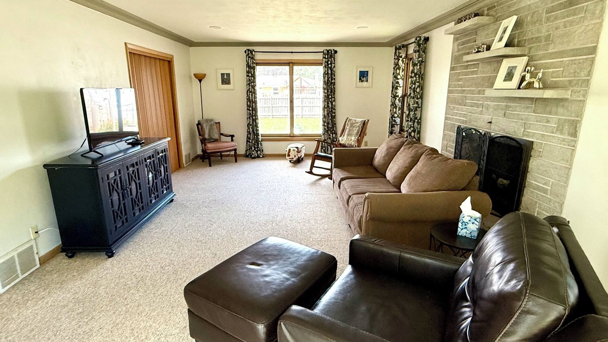 Kenosha House | Vintage Charm Meets Modern Comfort Perfect 4 Families & Traveling Professionals