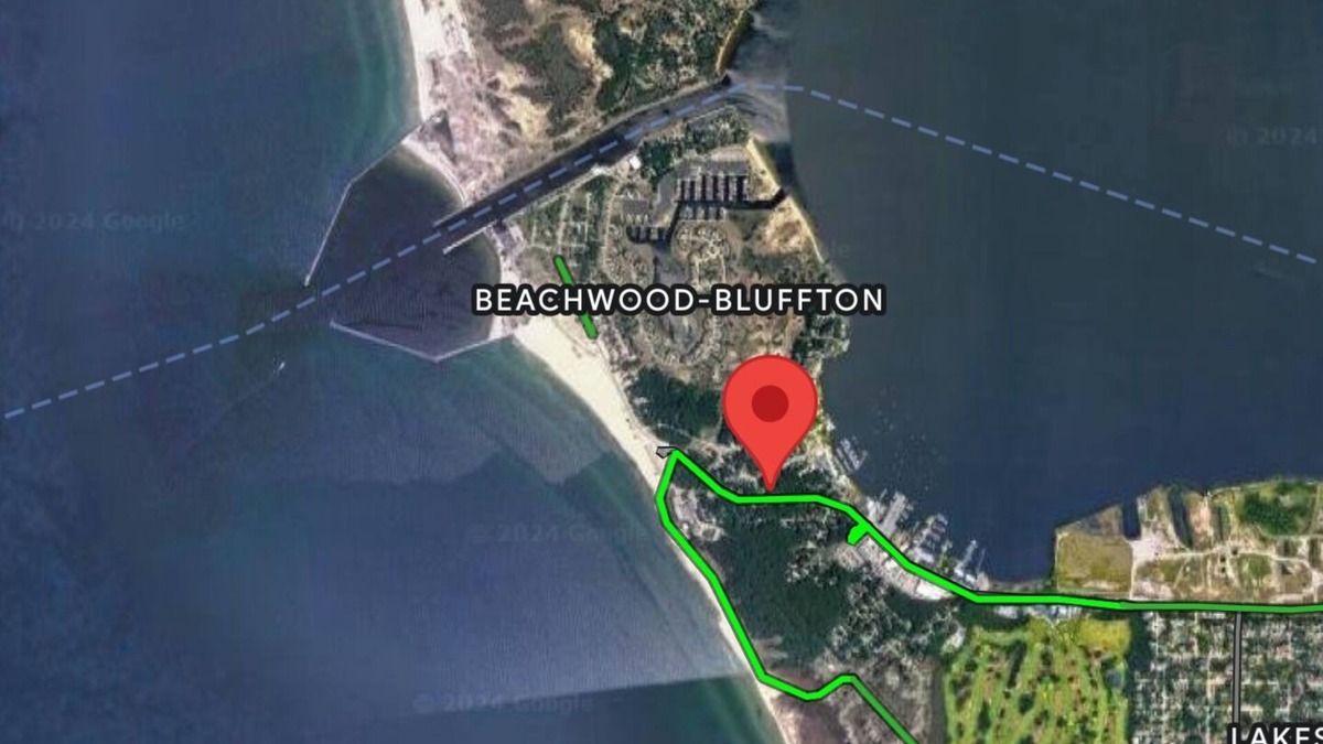 Beachwood-Bluffton Cottage | Vintage charm, modern comfort! Lakeshore retreat 3 mins to the beach!