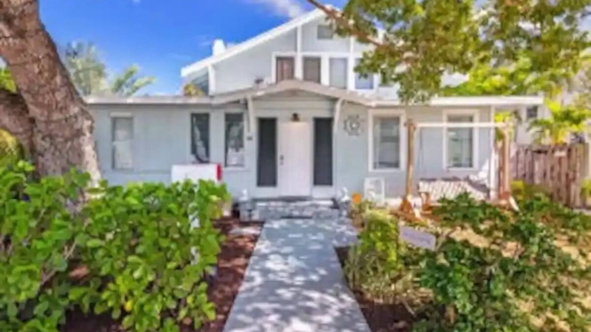 Lake Worth Cottage | Vintage Coastal Cottage 7bed/3bathn