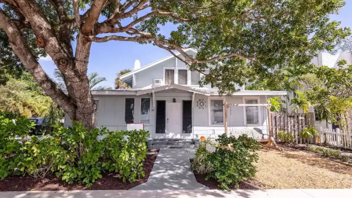 Lake Worth Cottage | Vintage Coastal Cottage 4Bd/2Bth Downstairs Unitn