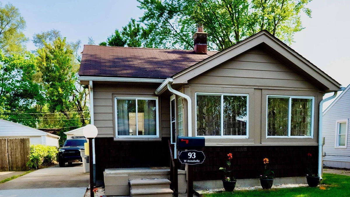 Hazel Park House | Vintage colorful retreat, near downtown Detroit, 2BR, AC, free private parking