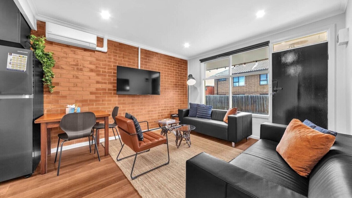 Albion Apartment | Vintage Groove at the Garden End