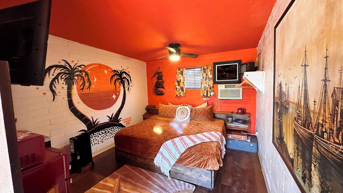 Tucson Hotel | Vintage Motel Room in sunny Tucson with WiFi, AC "Tequila Sunrise"