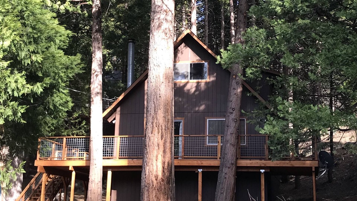 Strawberry Cabin | Vintage Pinecrest cabin with HUGE deck- 5 minutes to Pinecrest Lake