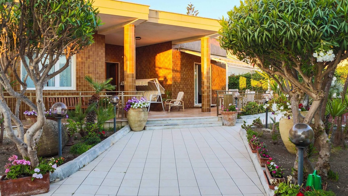 San Leone Villa | Vintage Style Beautiful Villa on Promenade of Agrigento (City of Temples)