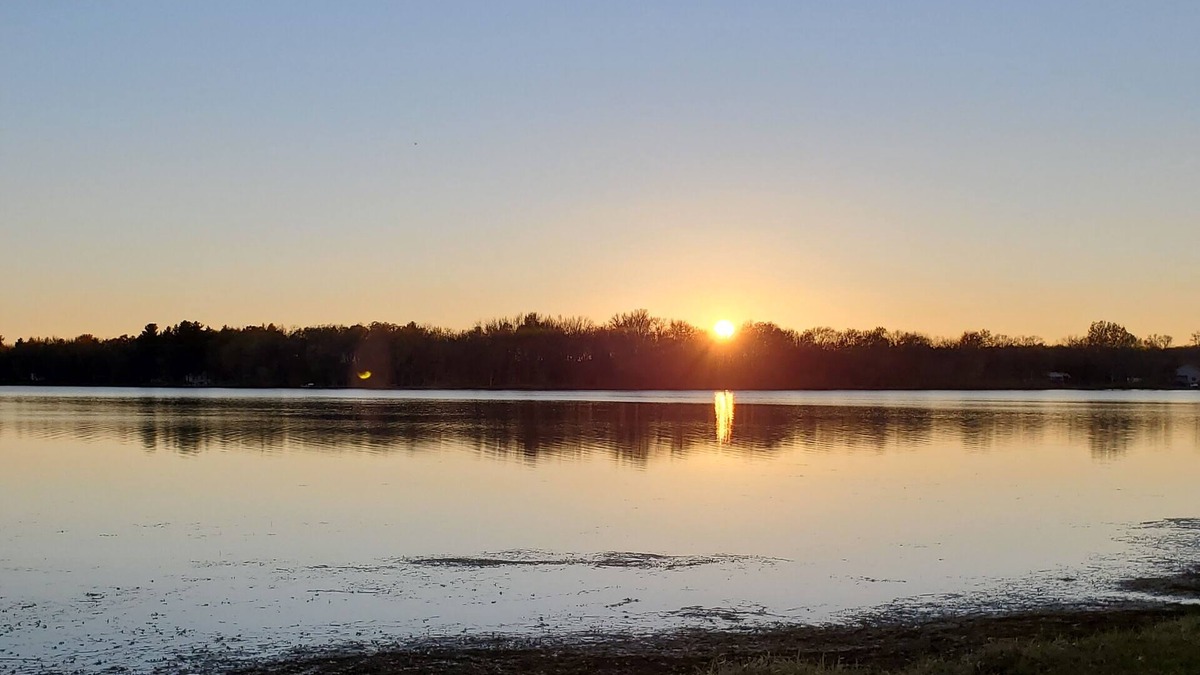 Siren Cabin | Vintage-style lakeshore cabin - right on Clam Lake with dock, flat lake walkout