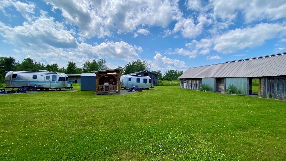 Hector Villa | Vintage Villa - 3-suite compound on wine trail- outdoor kitchen, fire pit, games