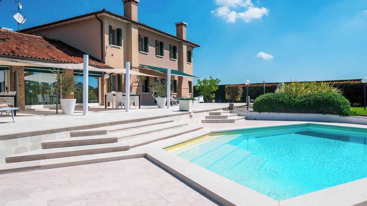 Cavarzere Apartment | VIOLET Luxury Apt in Villa, Patio, Pool, Hot Jacuzzi, A/C, WiFi, Gym, Sauna