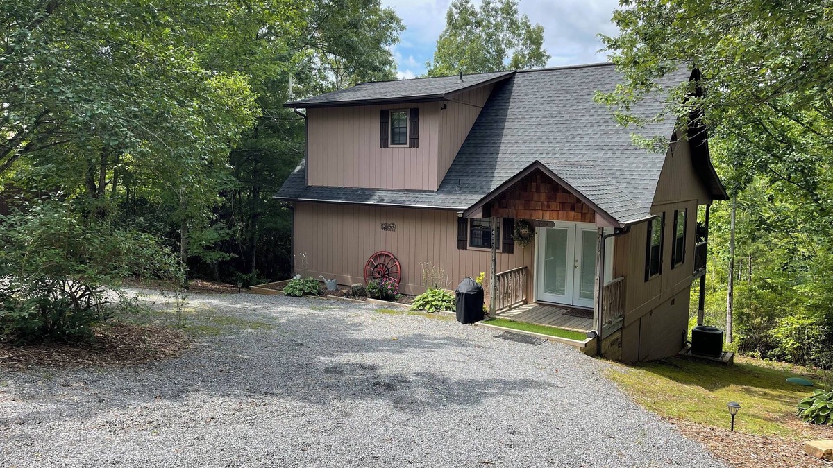 Hiawassee Cabin | Violet Cabin - Beautiful Mountain View, Rustic Charm w/Jacuzzi & Wood Fireplace