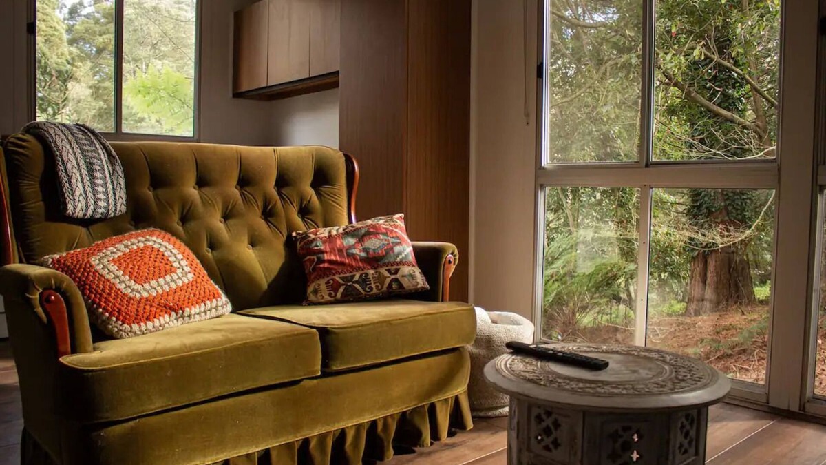 Emerald Cottage | Violet's Cottage, 5 Minute Walk to the Heart of Emerald and Puffing Billy!