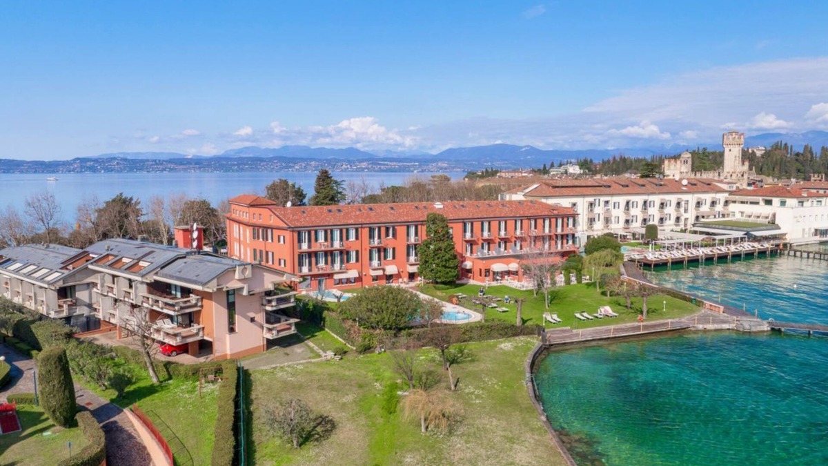 Sirmione Apartment | Violet's Nest - lake front