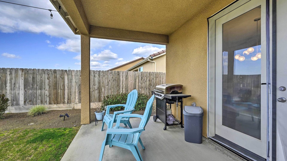 Visalia Cottage | Visalia Home w/Yard: 4 Mi to Downtown!