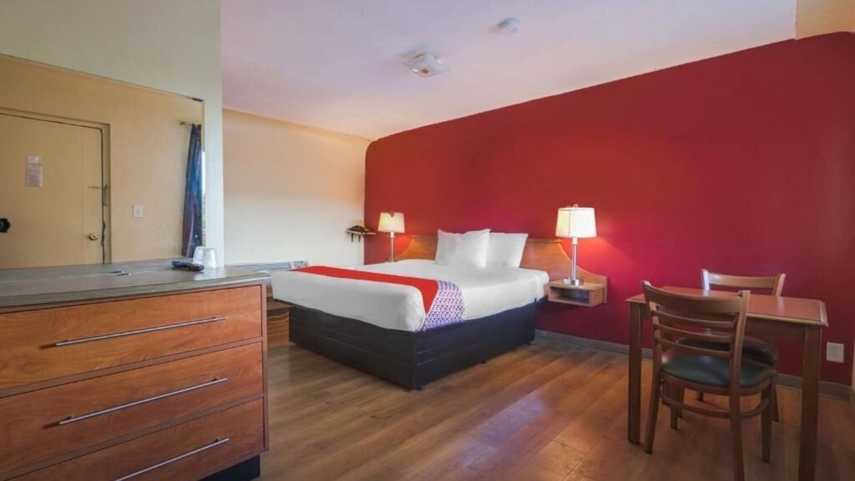North Lima Hotel | Visit Loghurst Museum with Pet Access and a Quiet Hotel Room