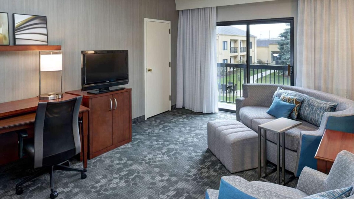 Brookfield Hotel | Visit Milwaukee County Zoo! Pet-friendly Property, Indoor Swimming Pool!