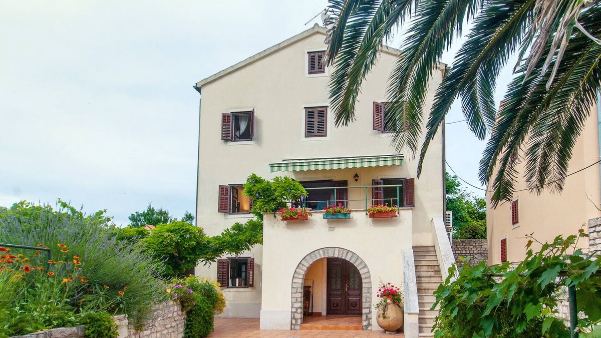 Osor House | Visit our lovely three storey family house surrounded by spacious garden