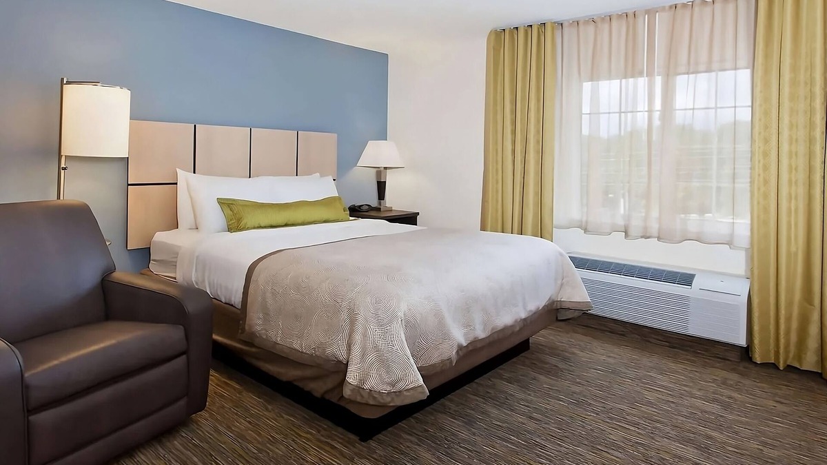 Ashley Oaks Hotel | Visit the Lakeshore Park! Private Kitchen & FREE Parking! Pets Allowed, Gazebo!