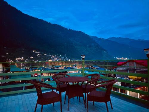 Nanpara Hotel | Vista Resort - Centrally Heated & Air Cooled Near Mall road Manali
