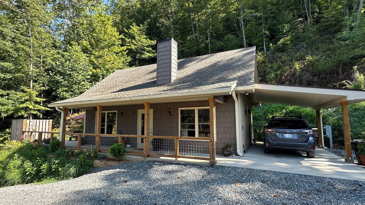 Stecoah Cabin | Vista views of the Smoky Mountains and close to Bryson City!