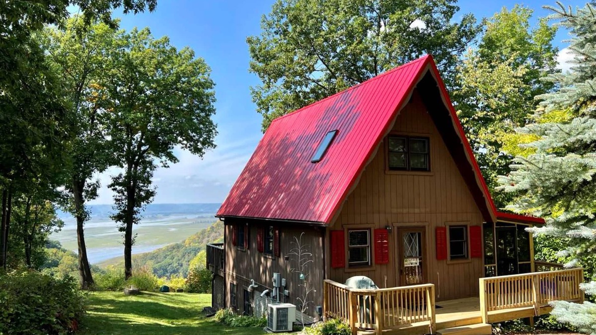 Eagle Mountain Cabin | Vistaview Chalet! Gorgeous Mississippi River view with year-round HOT TUB!