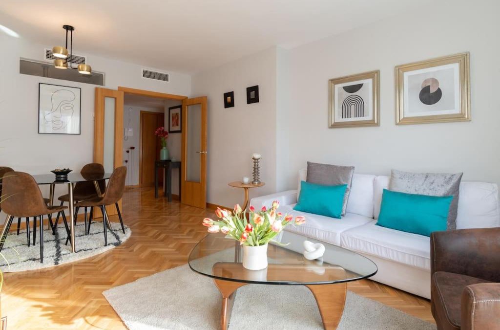 Ciudad Jardin Apartment | Vivienda con zona de trabajo, piscina y parking