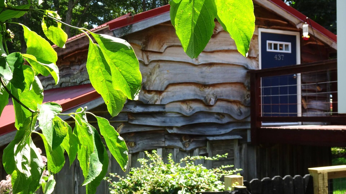 West Jefferson Apartment | Vogelsang guesthouse, 5 minute walk to downtown West Jefferson.