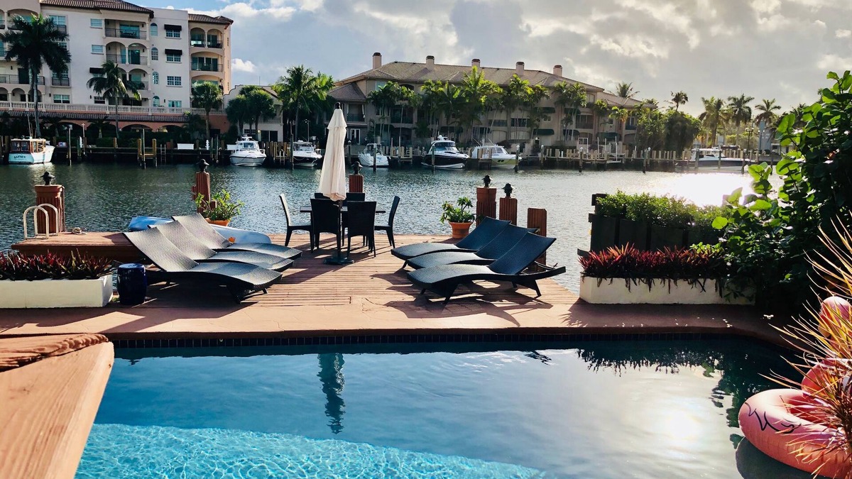 Hendricks and Venice Isles House | VOTED BEST FORT LAUDERDALE LOCATION! WALK TO SHOPS, RESTURAUNTS, & BEACH.