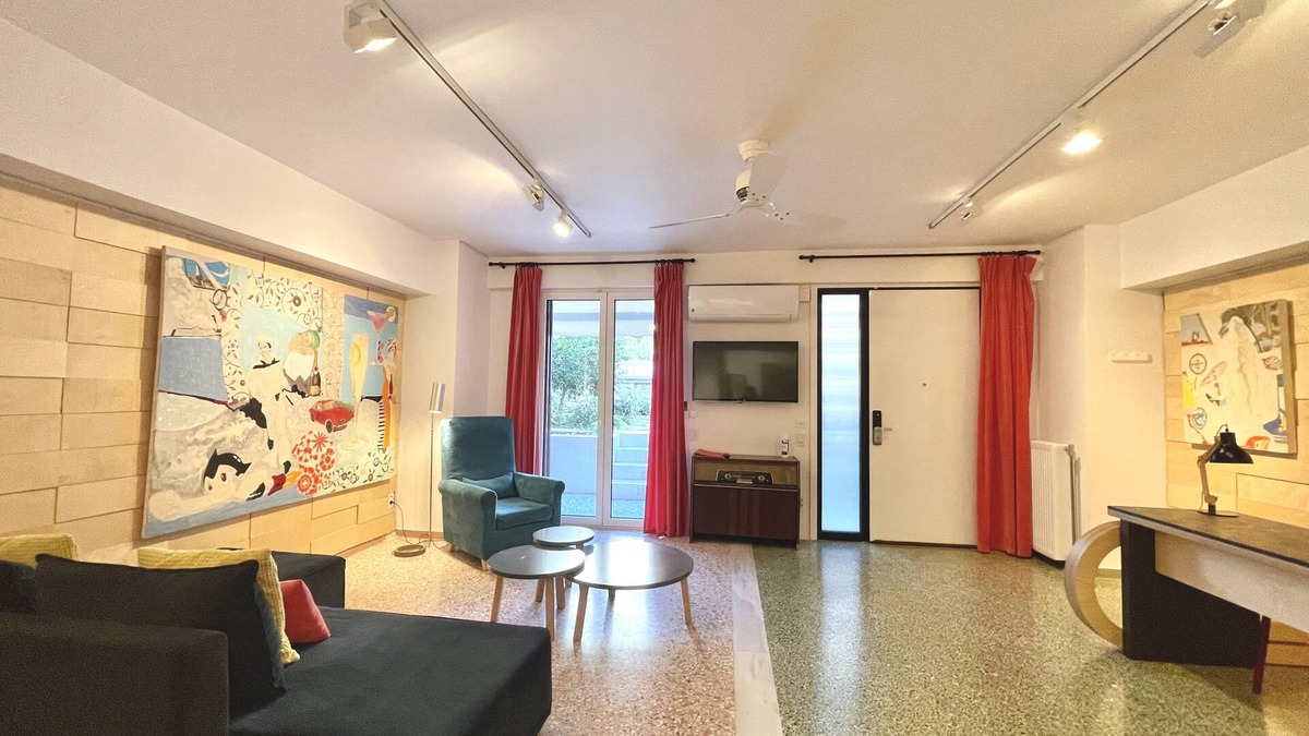 Vouliagmeni Apartment | Vouliagmeni art micro-loft/Open space studio