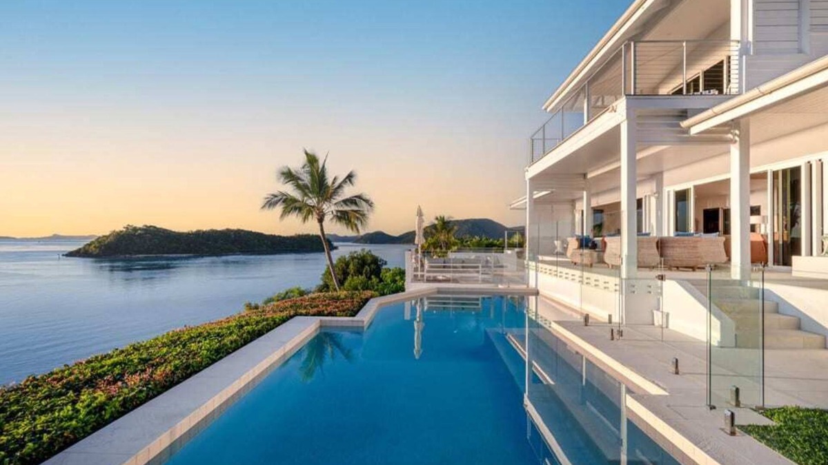 Shute Harbour House | 'Vue de Bleu' Luxury Whitsunday Retreat