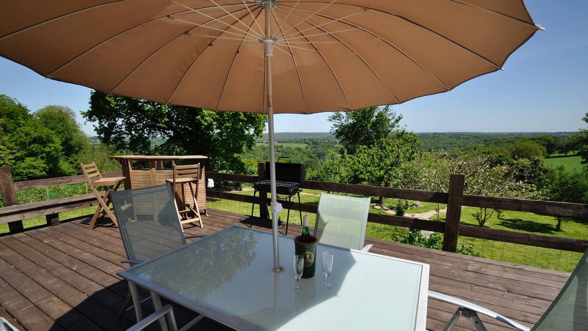 Senven-Lehart Apartment | Vue de la Vallée Apartment in the heart of the Côtes D'Armor countryside.