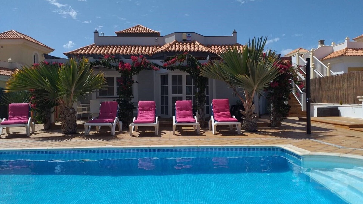 Caleta de Fuste Villa | VV Licensed Detached Villa Rochelle with Large Heated Pool, 4 bed, 2 bath