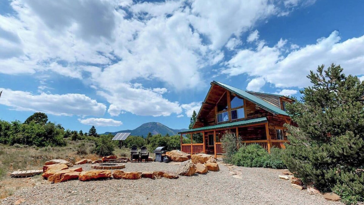 Monticello Resort | W-W: Western Town Retreat, 2 Cabins & Bardominium