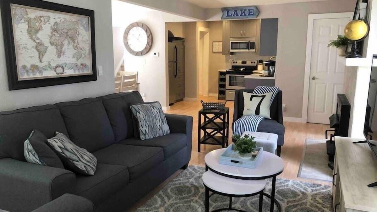 Muskego House | W172-Center-1 · Lake Muskego House, Walk to Stores & Restaurants