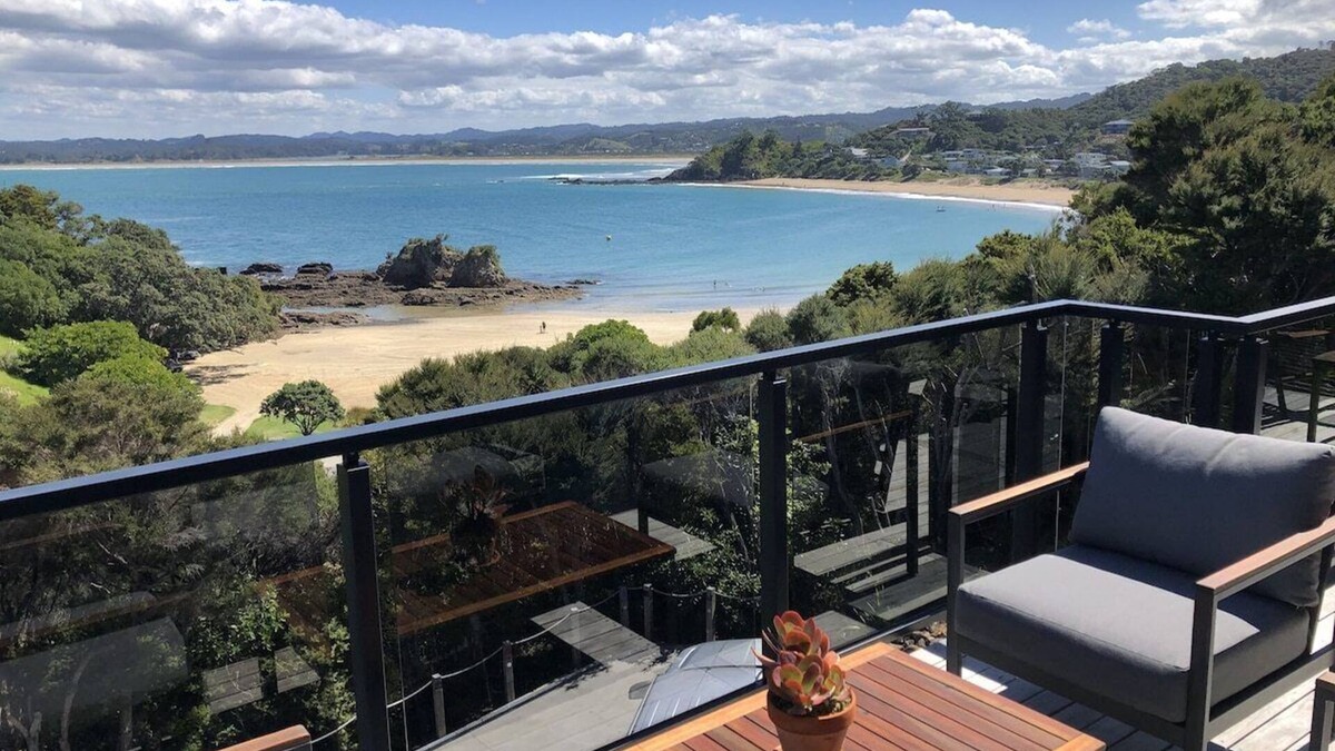 Tutukaka House | W91: Stylish, modern, up-market house with great views, right above the beach.