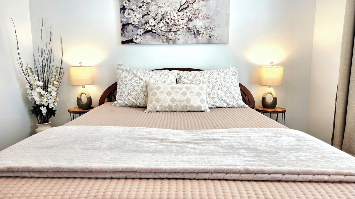 East Lawrence Apartment | Wabi Sabi - King Bed/2Bed/2ba, Ground level