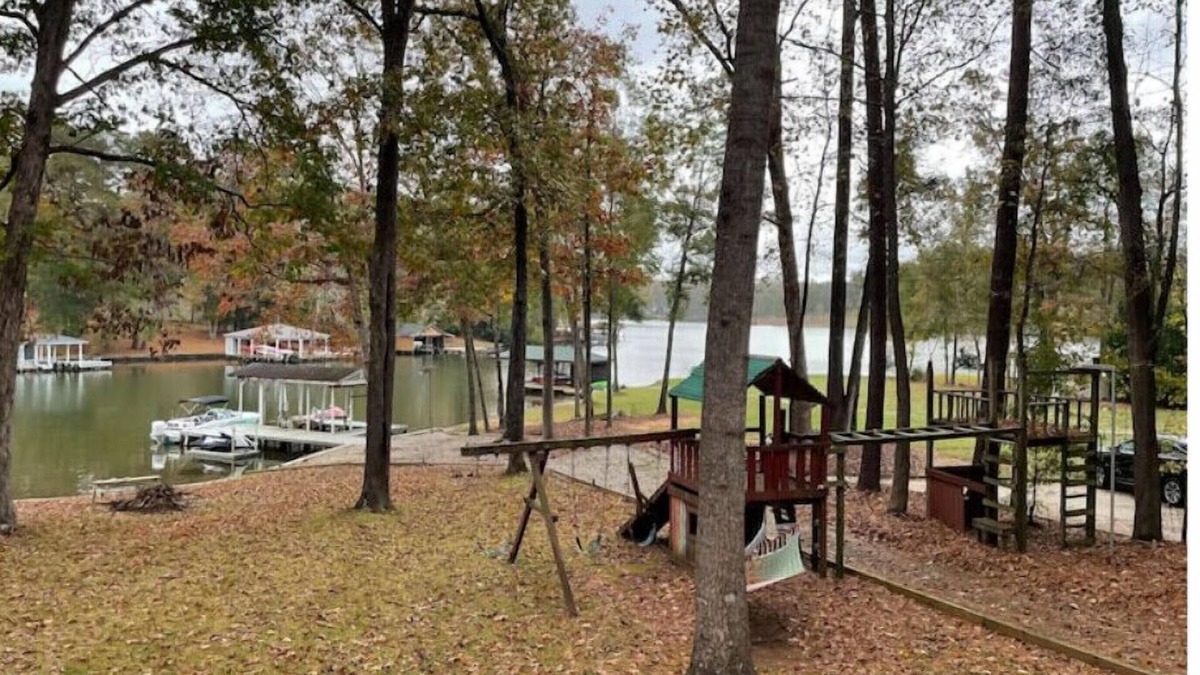 Milledgeville House | Wacky Zackys' Lakehouse ResortnMultiple Family waterfront Home w/boat docknn