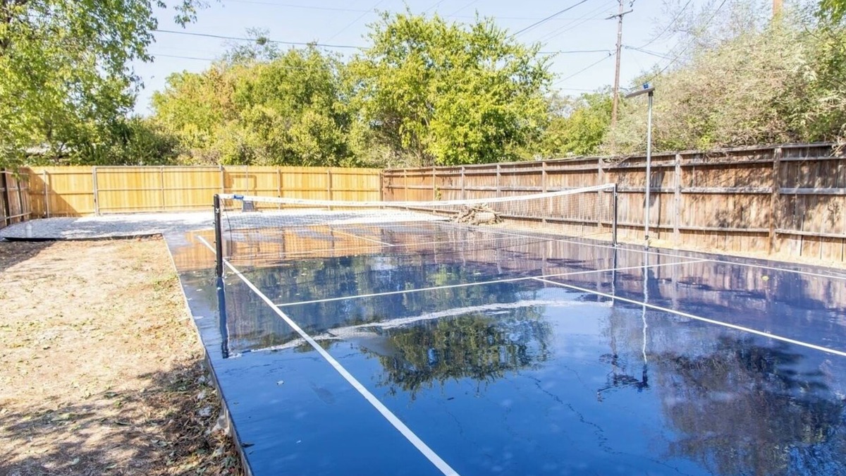 Dean Highland House | Waco family stay w/pickle ball court