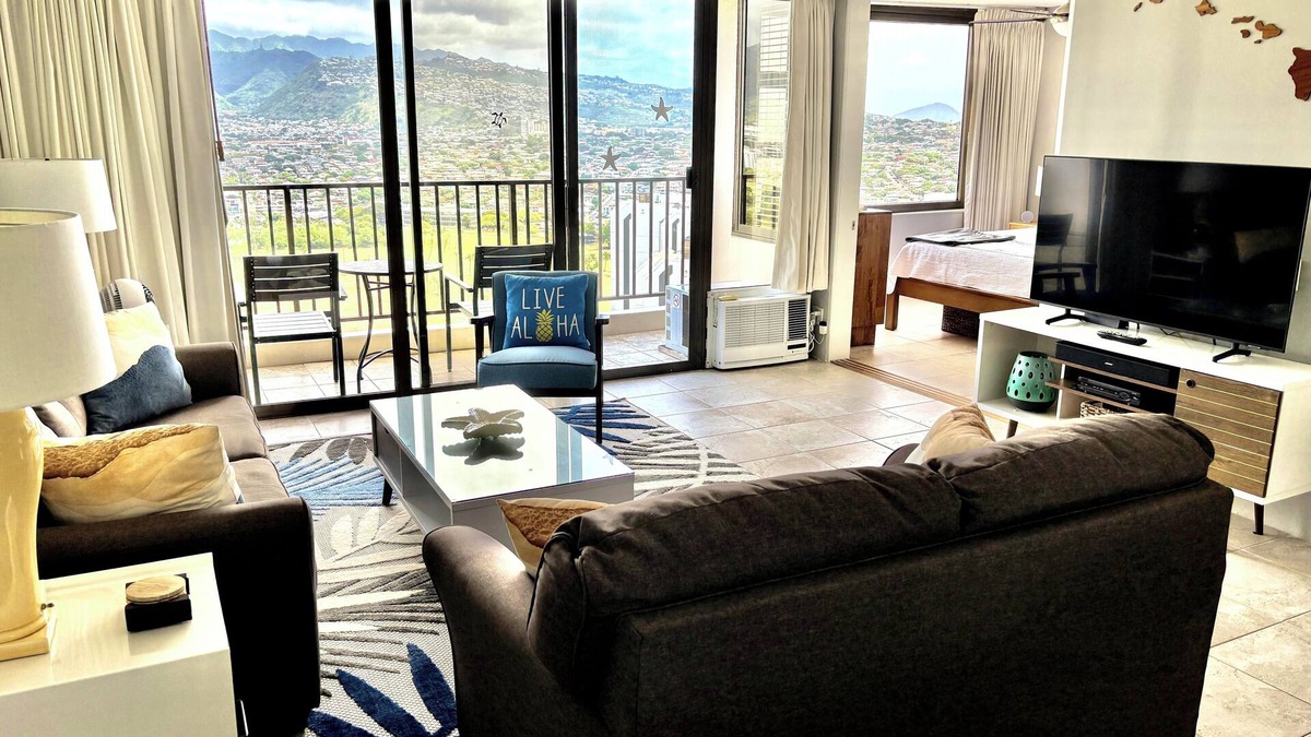 Waikiki Condo | Waikiki Banyan 1BR Corner Unit, Gorgeous Mountain/DiamondHead view, free parking